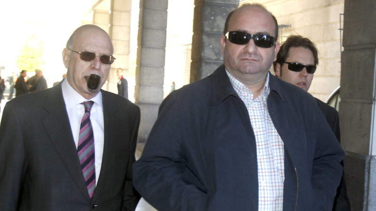 Trujillo, en primer plano, el chófer que compró cocaína con las ayudas. JUAN FERRERAS