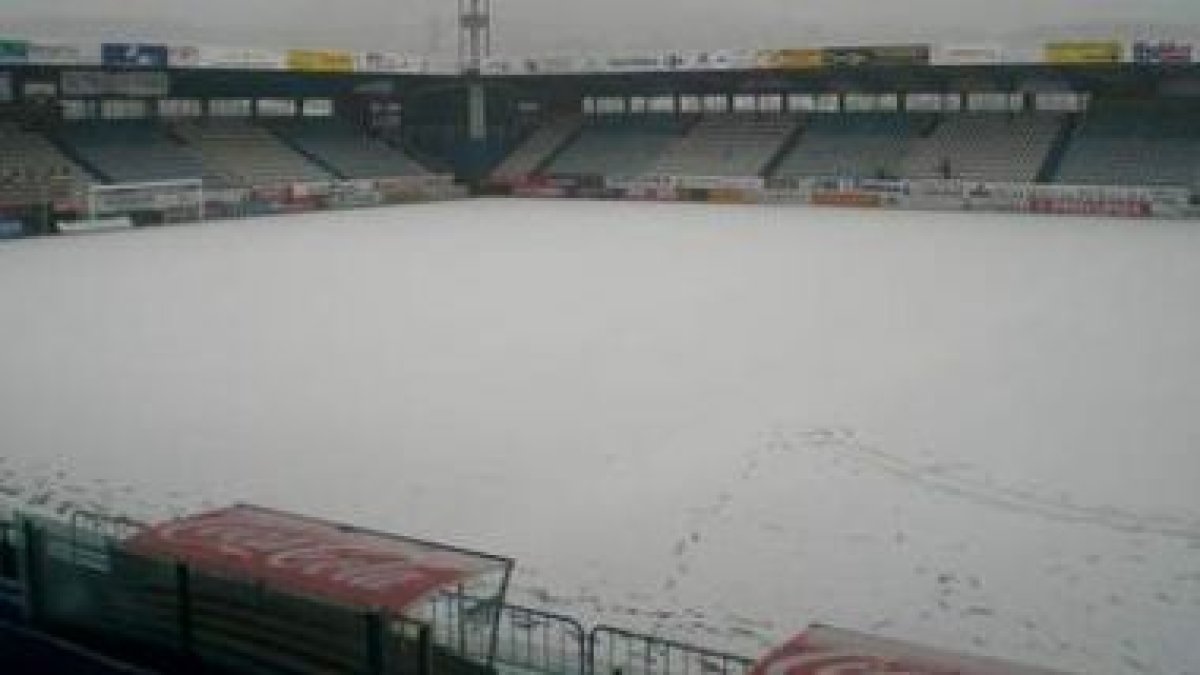 Aspecto que presentaba en la mañana de ayer el estadio El Toralín, después de la nevada caída en la