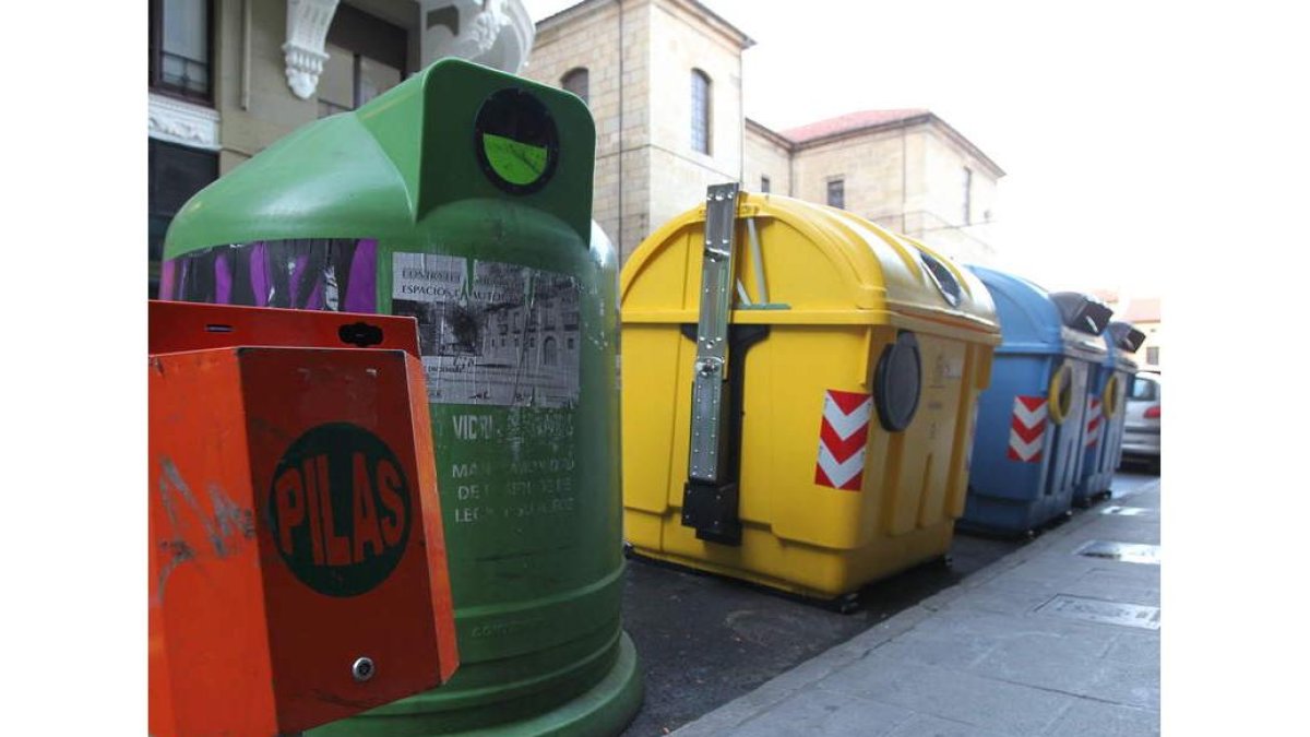 Contenedores de reciclaje en una céntrica calle de León.