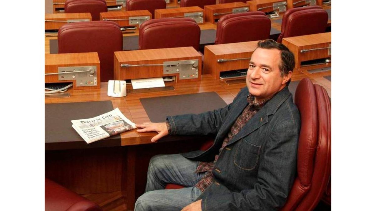 Alejandro Valderas, sentado en su escaño, del hemiciclo de las Cortes de Castilla y León.