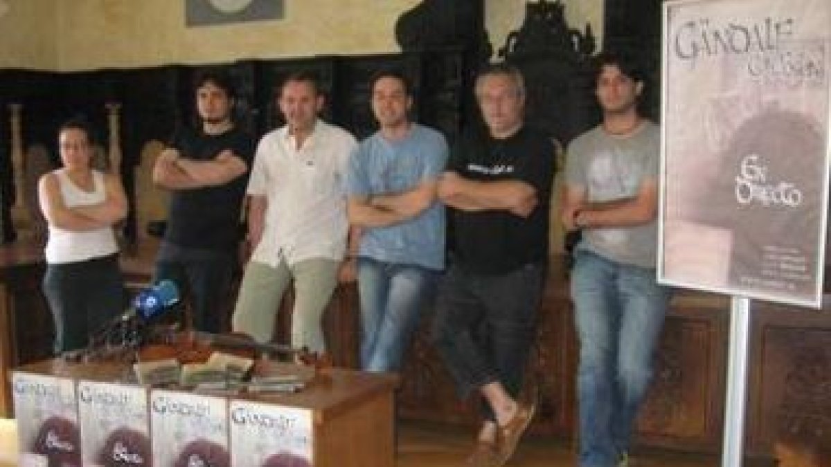 El grupo y el edil en la presentación del trabajo.