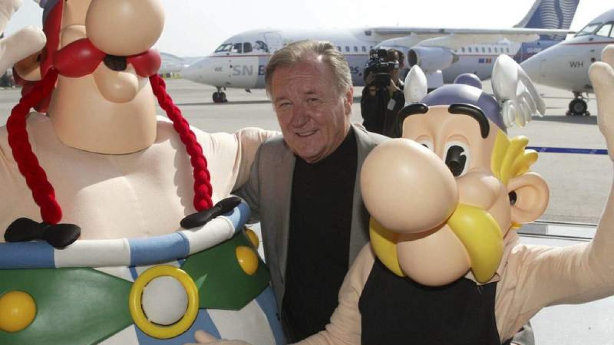Albert Uderzo junto a Obélix y Astérix, los dos personajes que le hicieron una leyenda en el mundo del cómic.