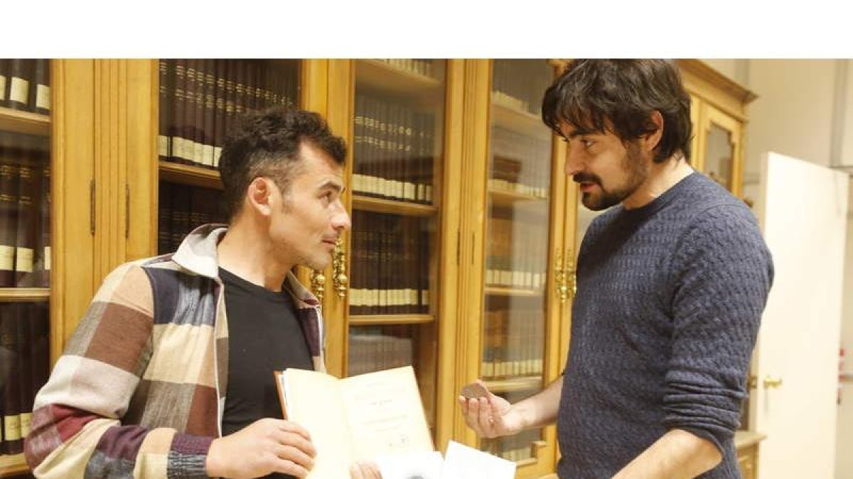 David Puente y Emilio Gancedo muestran la documentación existente de la Exposición Regional Leonesa de 1892 y la medalla de su familiar Sebastiana Gancedo. RAMIRO