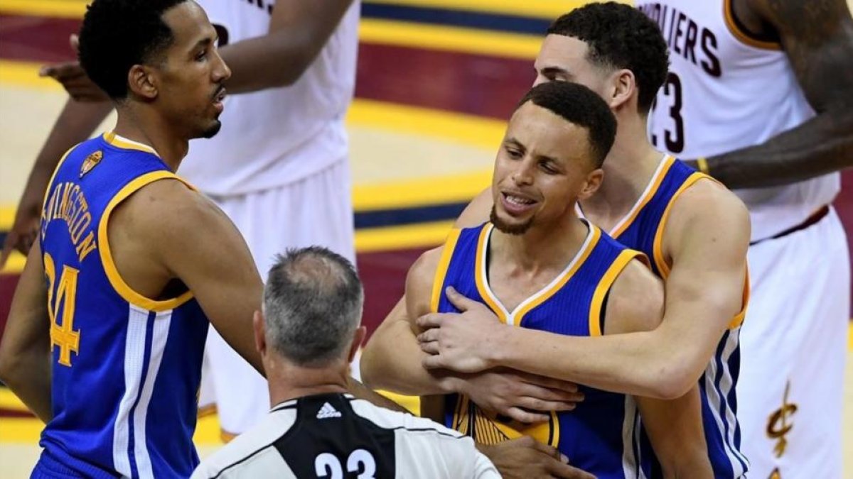El base de los Warriors, Stephen Curry, se encara con un árbitro durante el sexto partido de la final de la NBA
