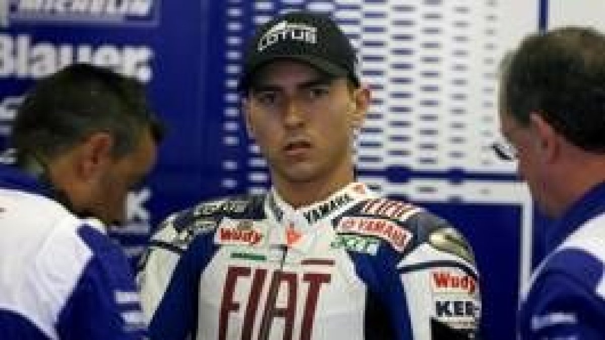 Lorenzo, con gesto pensativo, antes de iniciarse la carrera de MotoGP