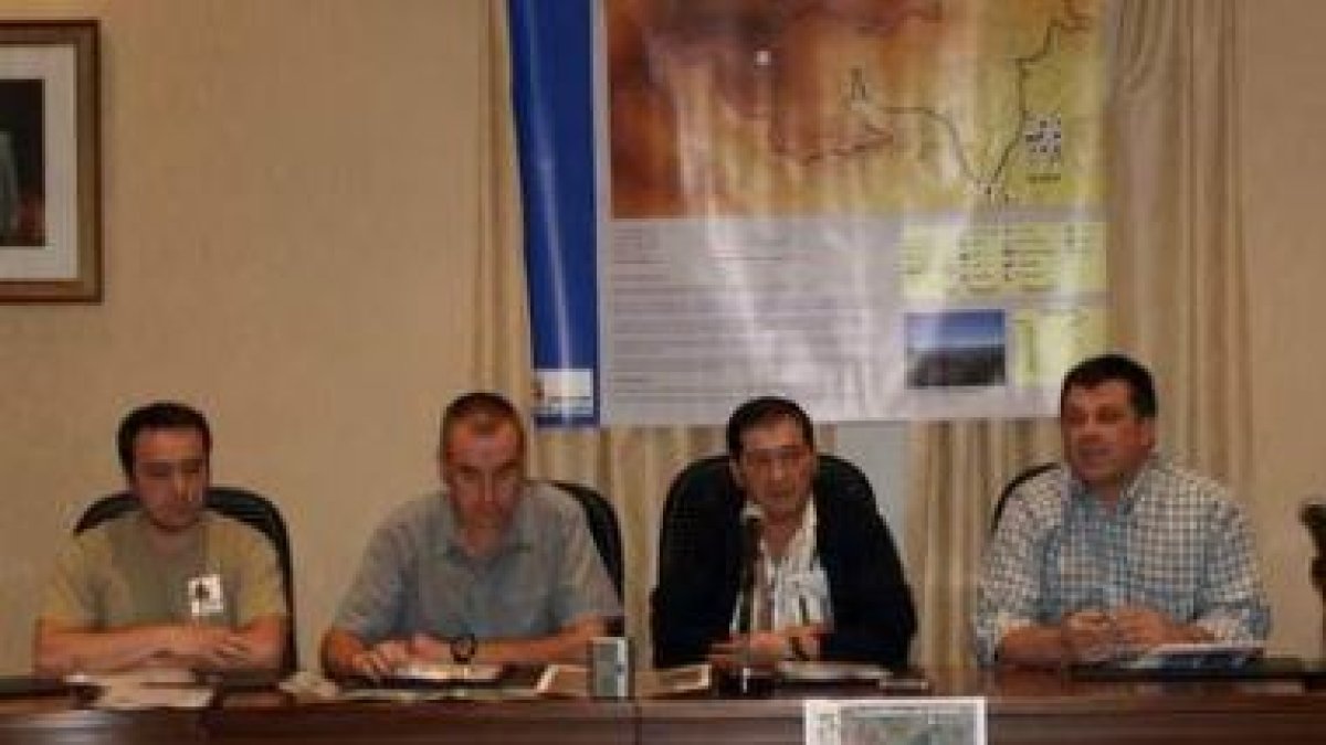 David Fernández, Luis Robles, Roberto Álvarez y José Ignacio Fuertes presentando las rutas.