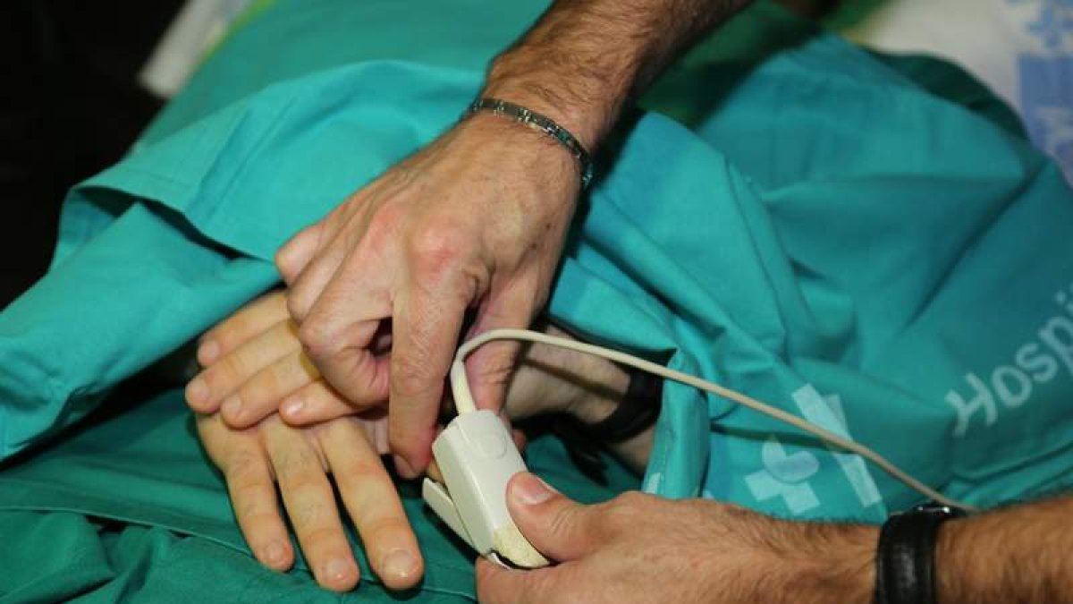 Un médico mide la saturación de oxígeno. SECUNDINO PÉREZ