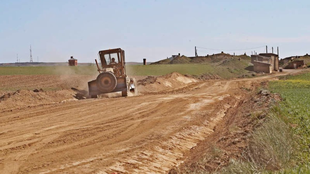 Imagen de las máquinas trabajando en la localidad de San Román de los Oteros. RAMIRO