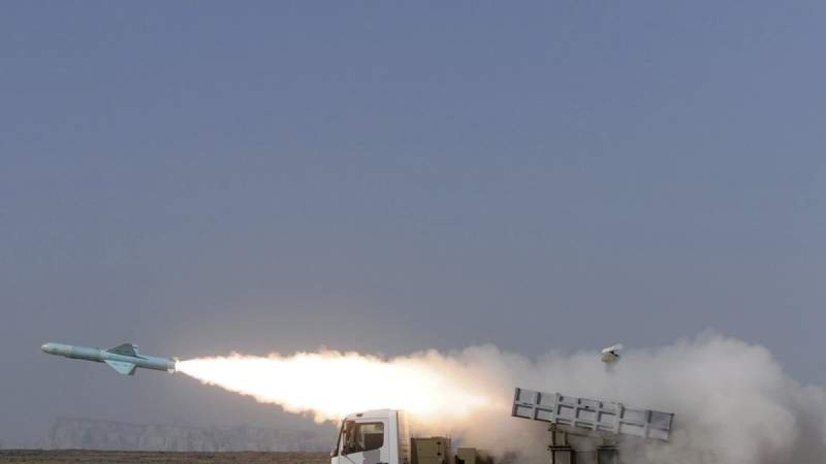 Un misil tipo Nasr parte desde una lanzadera del Ejército iraní cerca del estrecho de Ormuz.