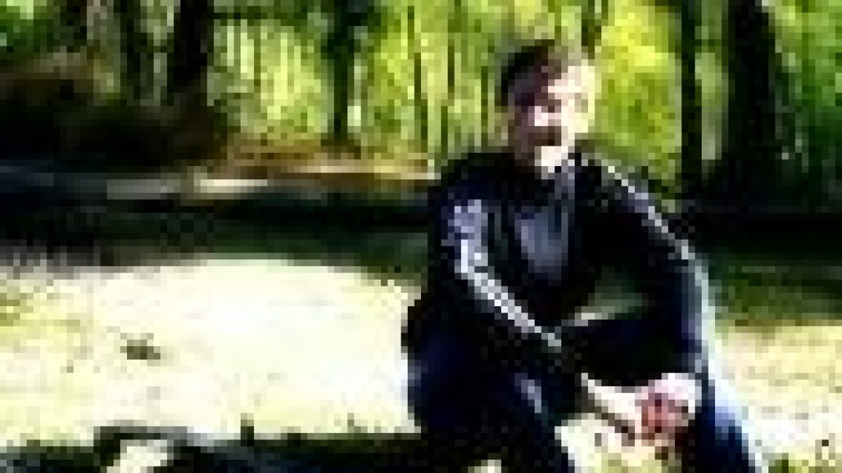 El intérprete británico Mark Joseph actúa en el Polideportivo de Pinilla