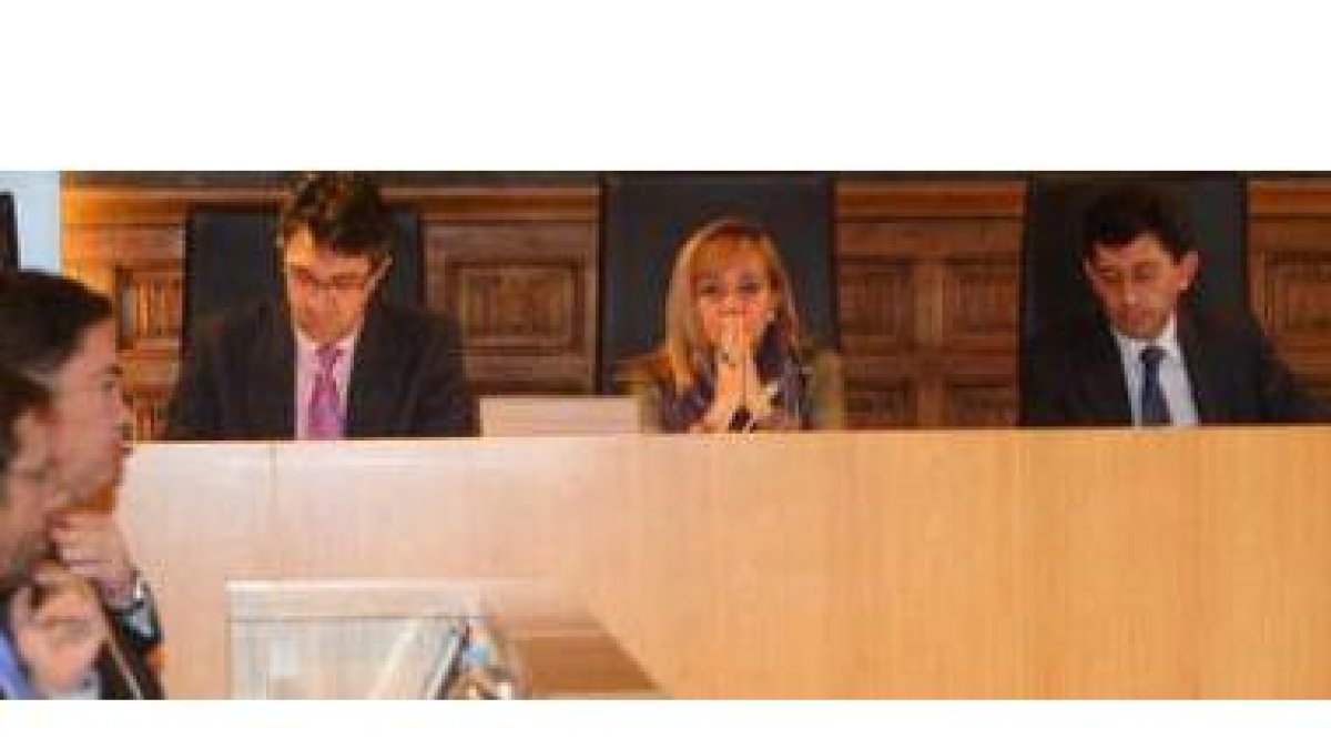 Juan Martínez Majo, Isabel Carrasco y Jaime González, ayer en el último pleno provincial del año.