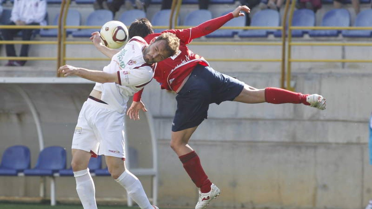 Joshua, a la izquierda, trata de hacerse con el balón ante el acoso del visitante Fini.