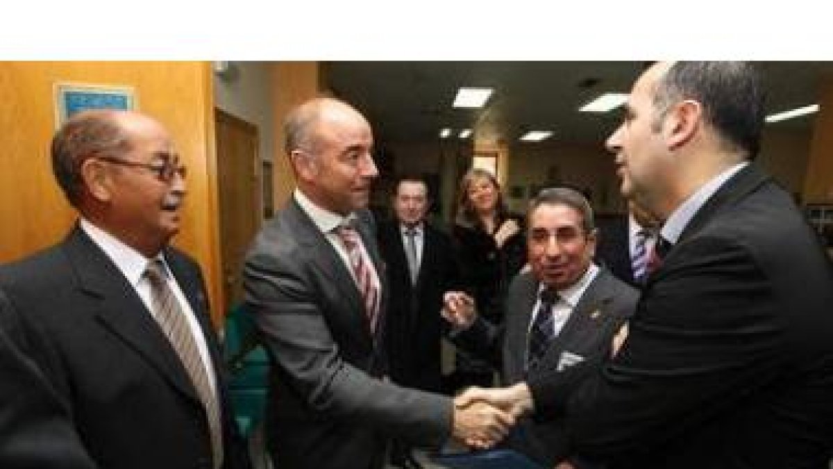 El director general de Inmigración de la Xunta y Alonso Escurís, frente a Eloy Fernández.