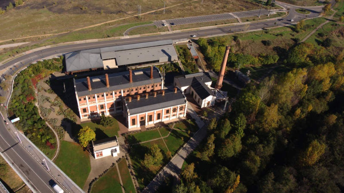 Algunas de las imágenes tomadas por Saidron mediante el uso de drones en el Museo de la Energía, la playa fluvial de Vega de Espinareda y el Castillo de los Templarios de Ponferrada. También el uso de esta tecnología en el control de parques eólicos.