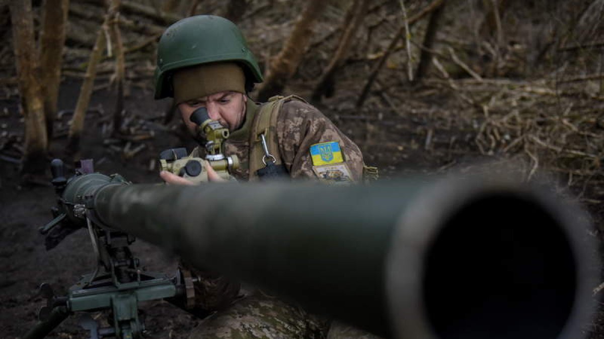Un soldado de la 68 Brigada Jager ‘Oleksa Dovbush’ con un lanzacohetes en Donetsk. OLEG PETRASYUK