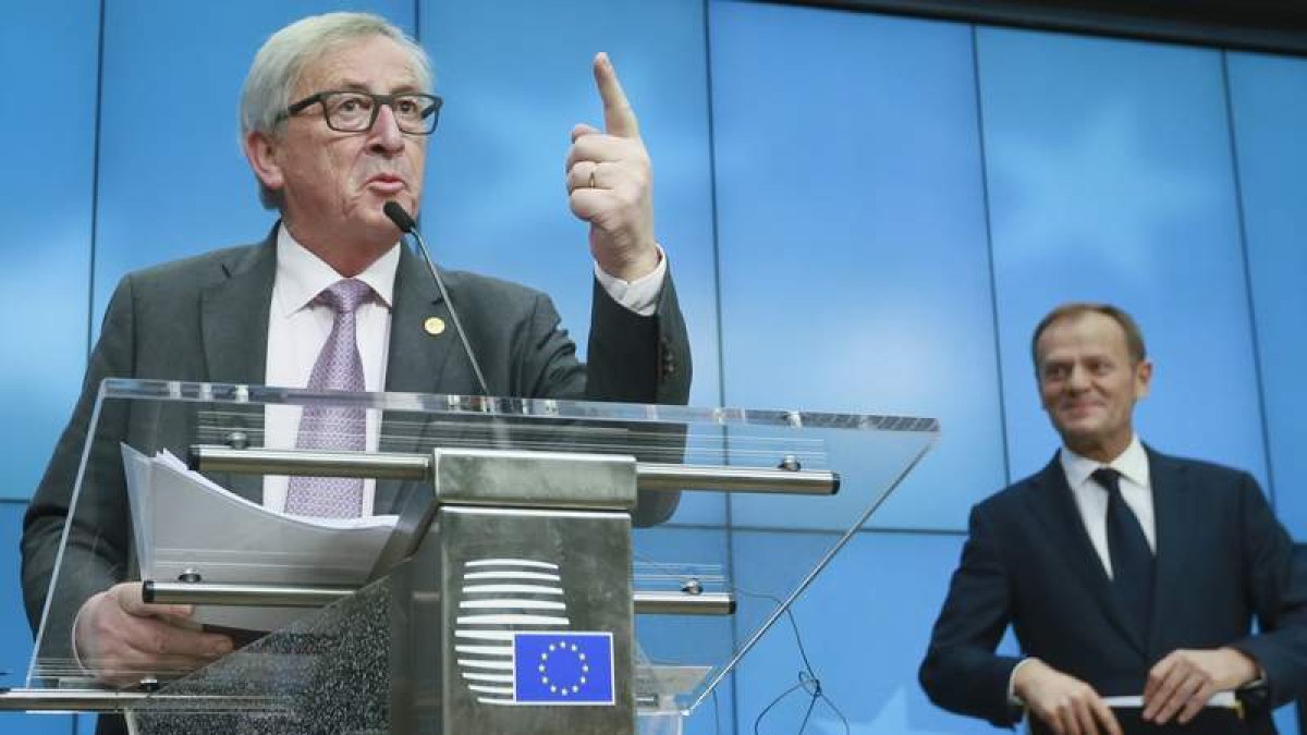 El presidente de la Comisión, Juncker (izquierda), y el del Consejo, Tusk. OLIVIER HOSLET