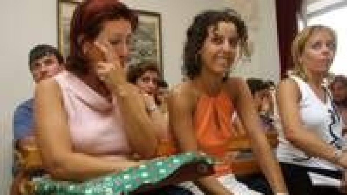 La joven saharaui Aicha Embarek muestra su emoción ante todas las muestras de apoyo que ha recibido