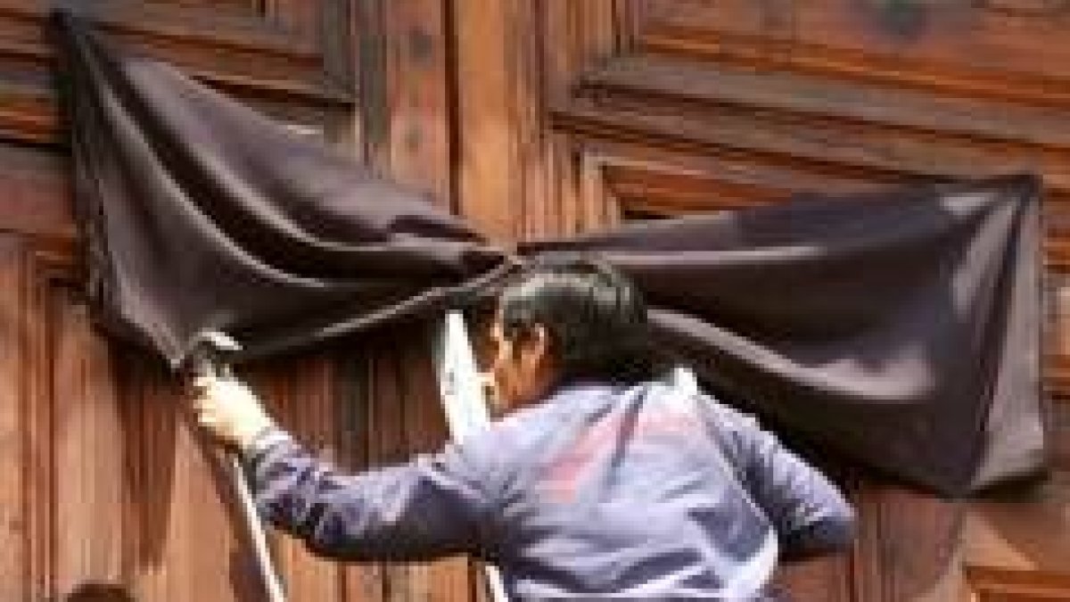 Cierra la puerta de Bronce de San Pedro, señal de la muerte del Papa