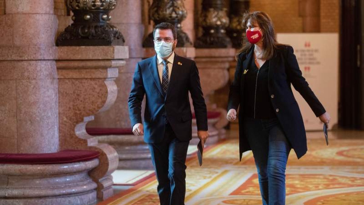 Aragonès conversa con la presidenta del Parlament, Laura Borràs, en los pasillos. MARTA PÉREZ