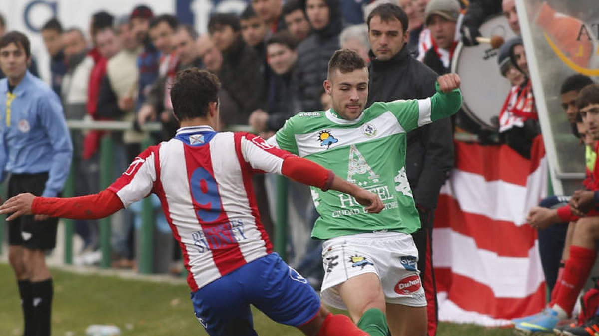 La baja de Cristian, a la derecha, trastoca la línea defensiva del conjunto maragato.