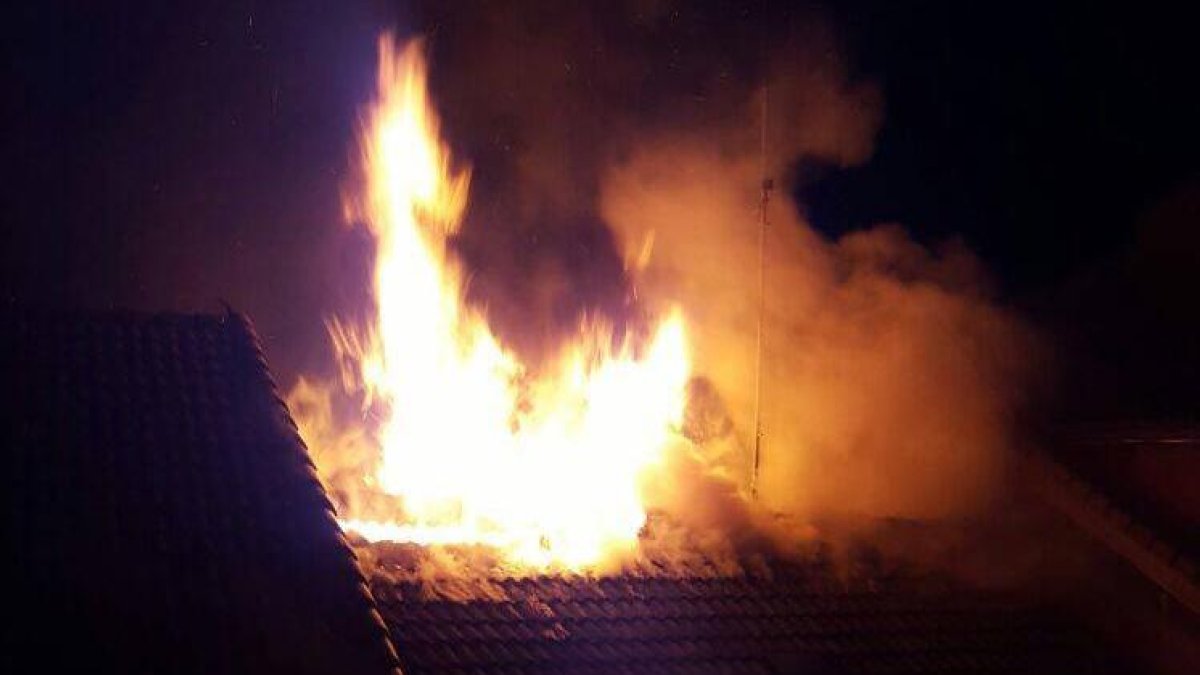 El fuego en el tejado del edificio afectado adquirió considerables proporciones haciendo peligrar los inmuebles colindantes.