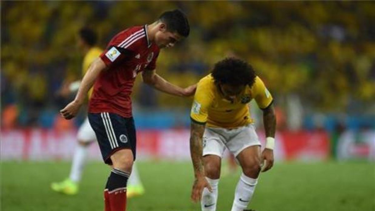 Neymar rodeado de Marcelo y James Rodriguez a la espera de la atención médica.