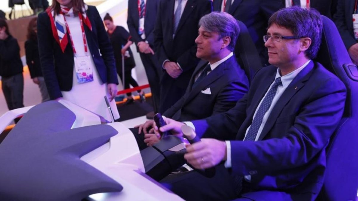 El presidente de la Generalitat, Carles Puigdemont, junto al presidente de Seat, Luca de Meo, en una demostración en el Mobile.