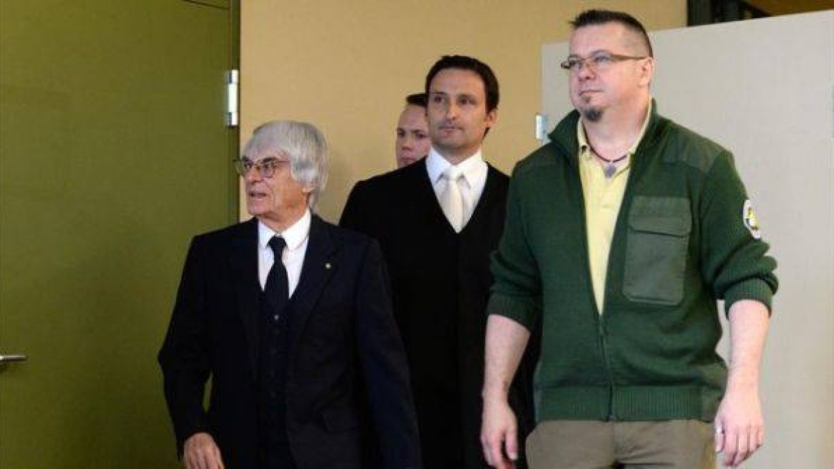 Bernie Ecclestone llega a un juzgado de Múnich.