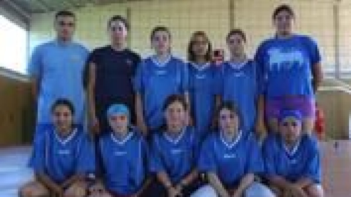 El equipo de voley cacabelense, antes del partido de ayer