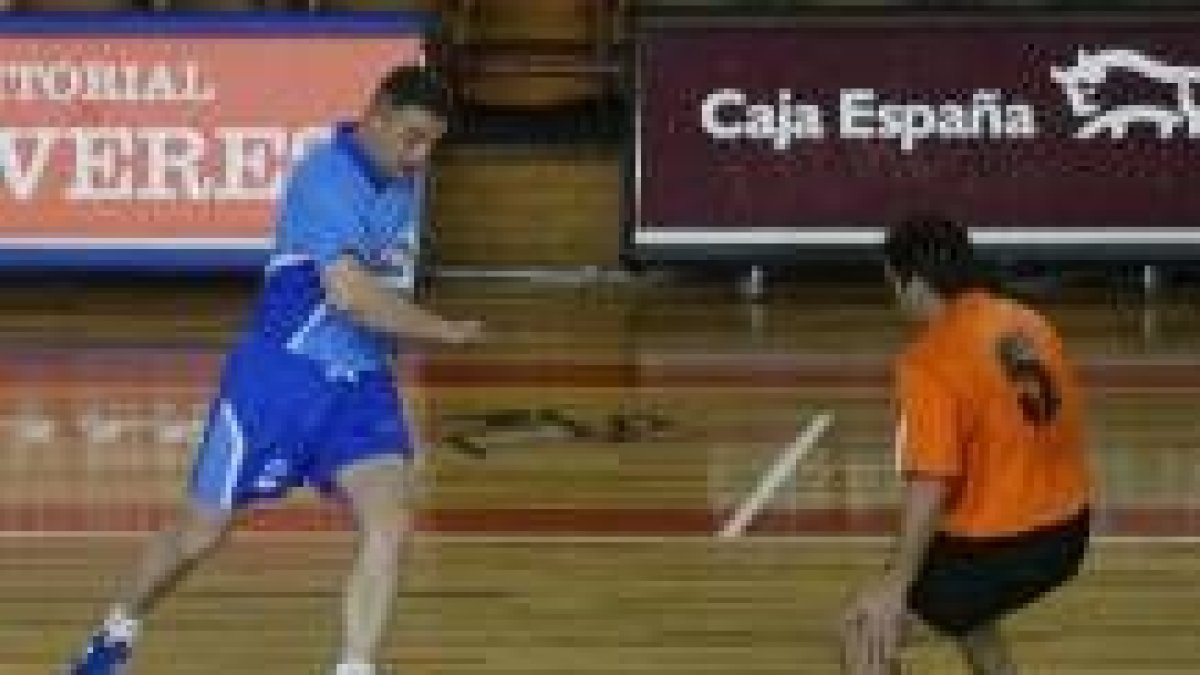 Félix, a la izquierda, de Cremalleras Iris, trata de superar a un rival