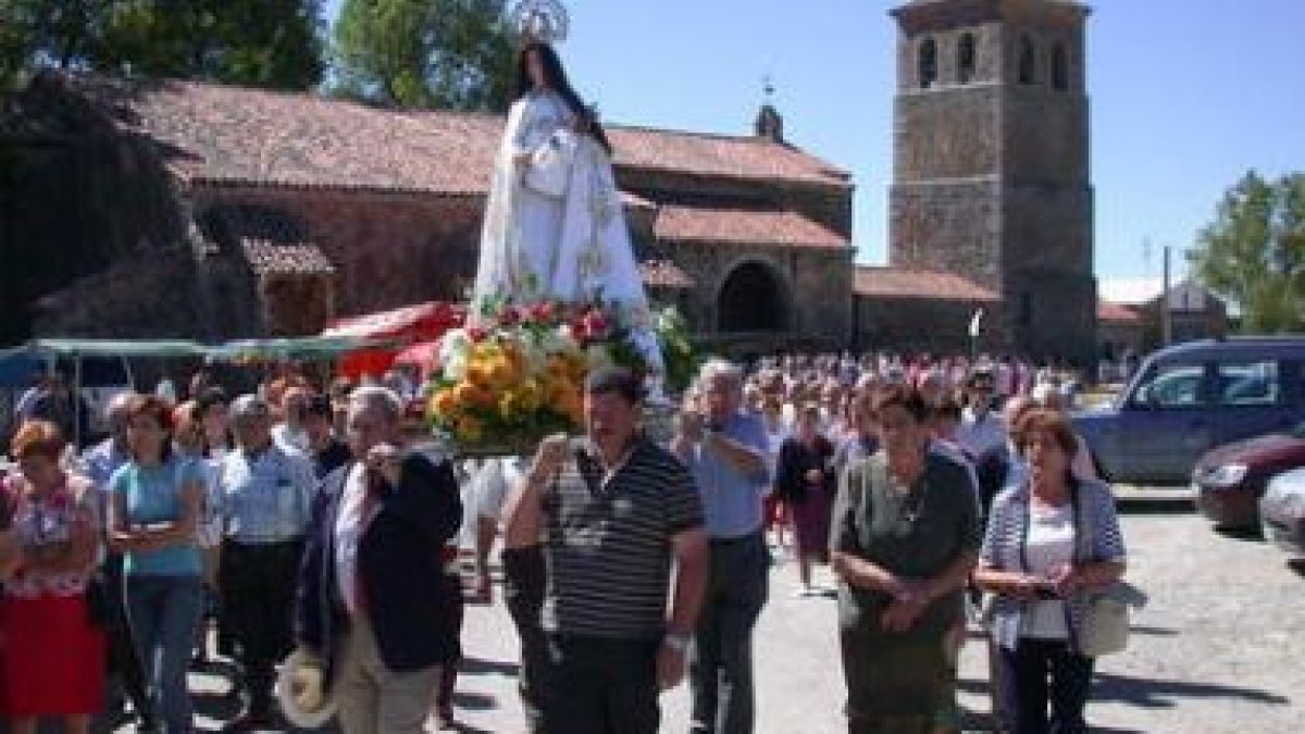 Los devotos a la Virgen de Camposagrado vivieron con emoción el desfile procesional.
