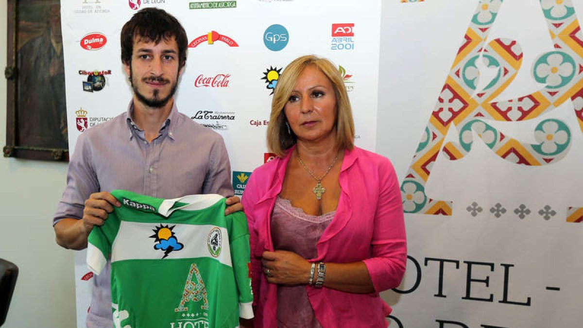 Álvaro García Moreno posa junto a la presidenta del Atlético Astorga, Sagrario González, y la camiseta del club maragato