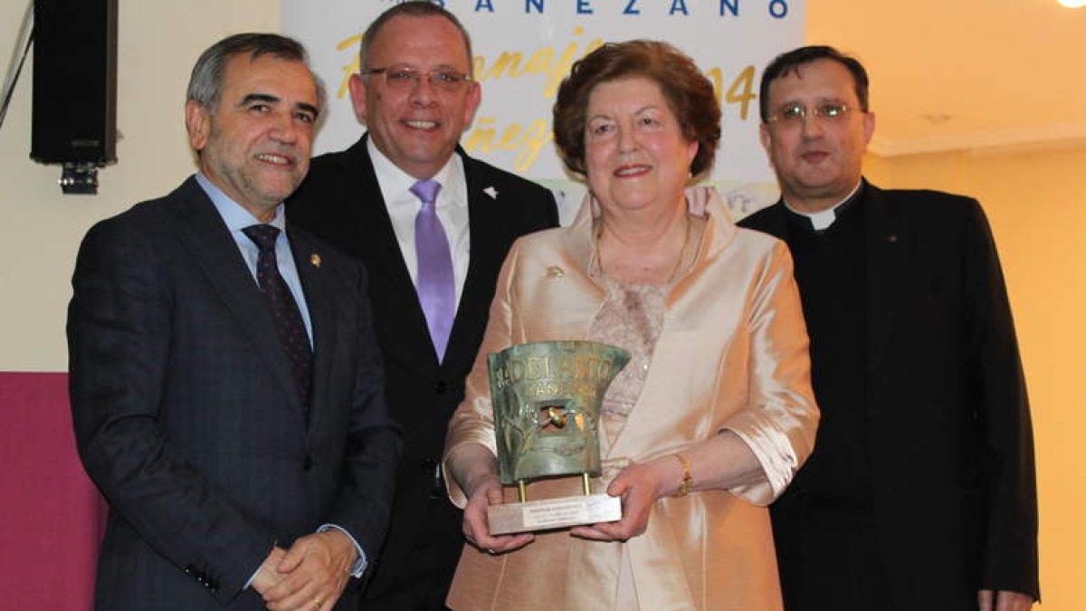 José Miguel Palazuelo, Tista Rubio, la premiada, Olga Cavero, y Miguel Ángel González.