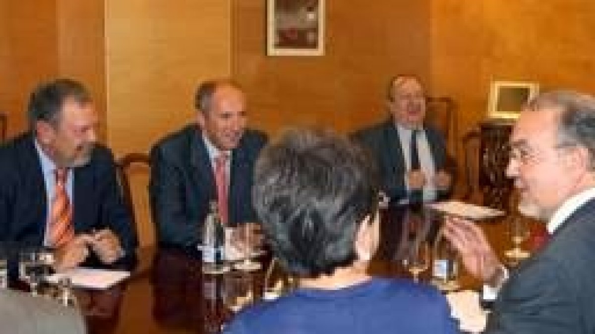 El vicepresidente del Gobierno Pedro Solbes se reunió ayer con el PNV para negociar los presupuestos