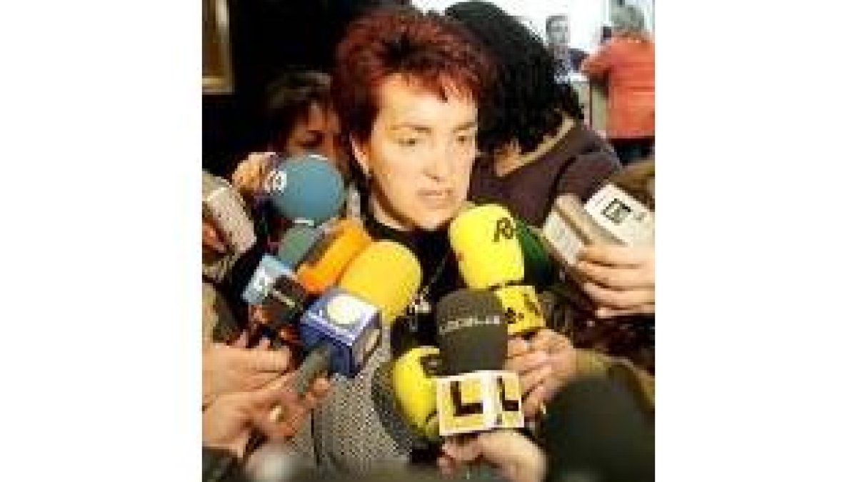 La concejala, rodeada de medios, ayer en el registro