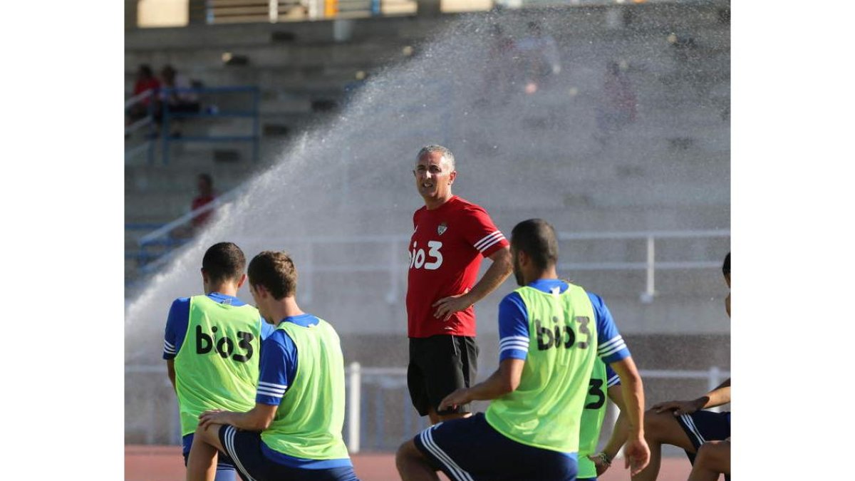 El equipo ponferradino está evolucionando bien en la línea defensiva.