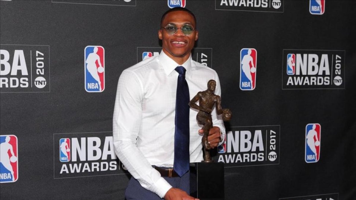 Westbrook posa con el trofeo que le acredita como MVP de la temporada