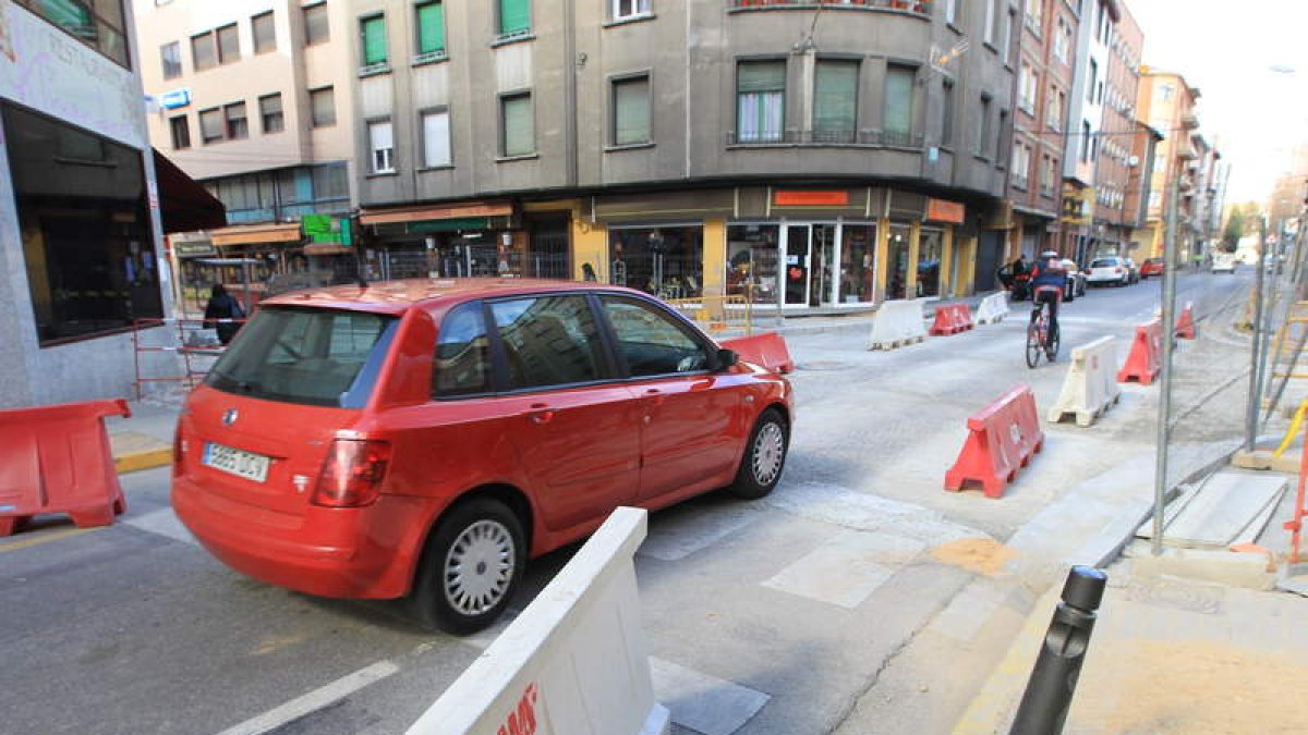 Cruce de Lago de La Baña con la avenida de Valdés, reabierto ayer de forma provisional.