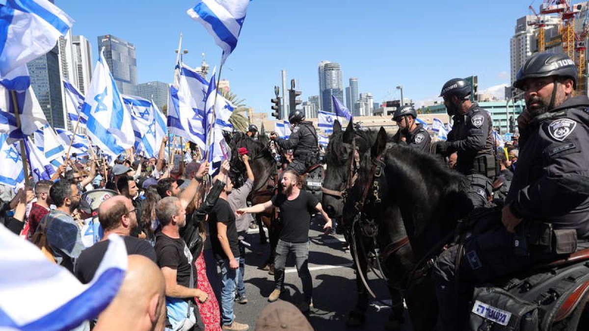 Manifestantes y policía a caballo en Tel Aviv, ayer. ABIR SULTAN