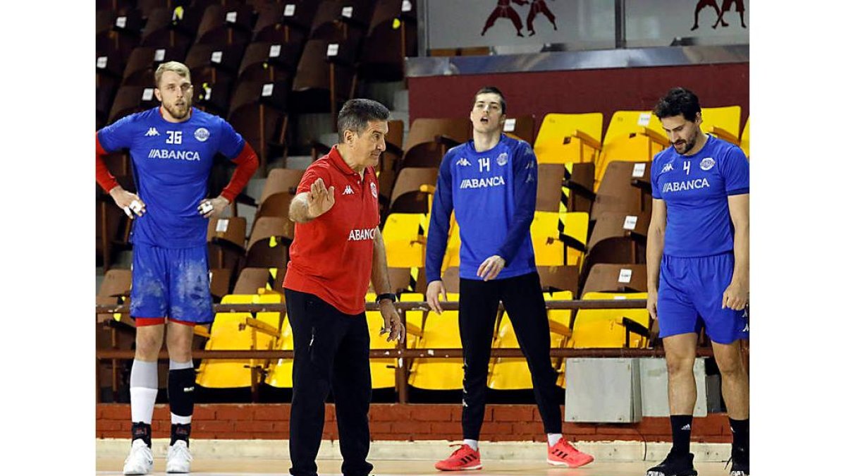 Manolo Cadenas en un entrenamiento del Ademar. MARCIANO PÉREZ