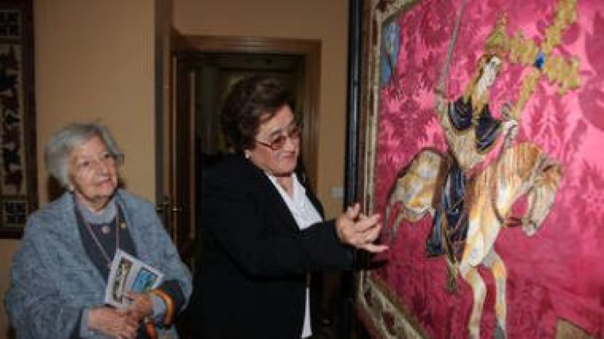 La etnógrafa Concha Casado y la artesana María Visitación Pérez, en la inauguración de la muestra