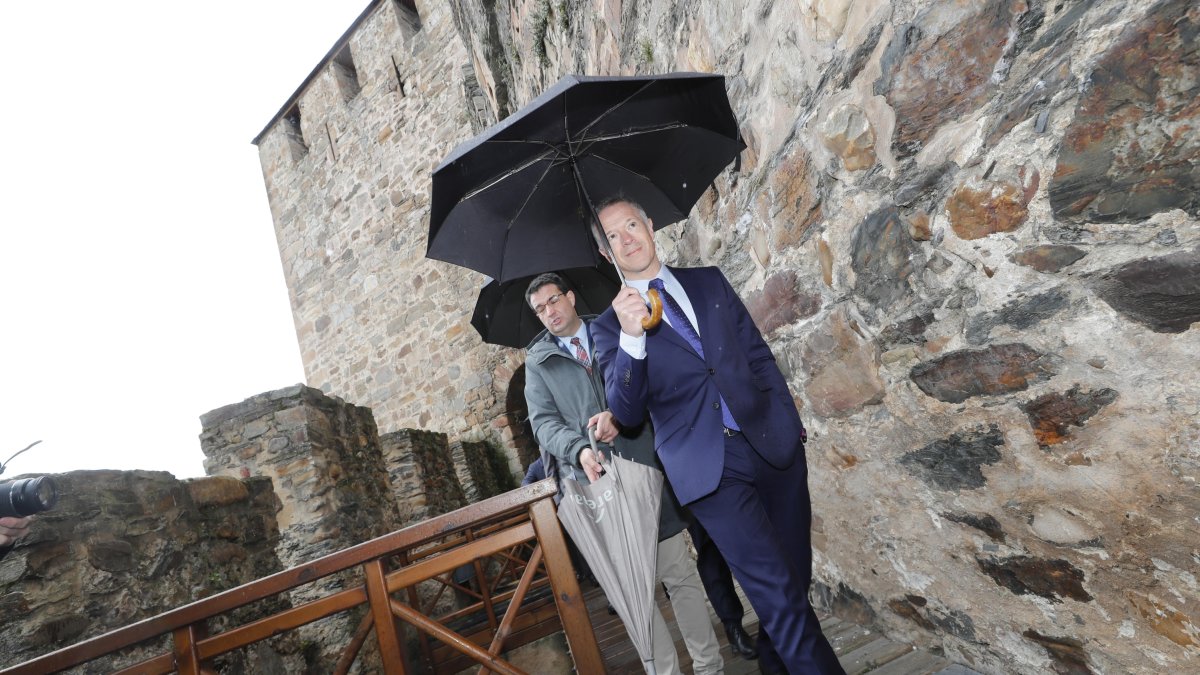Ander Gil se protege de la lluvia durante su visita al Castillo de Ponferrada. ANA F. BARREDO
