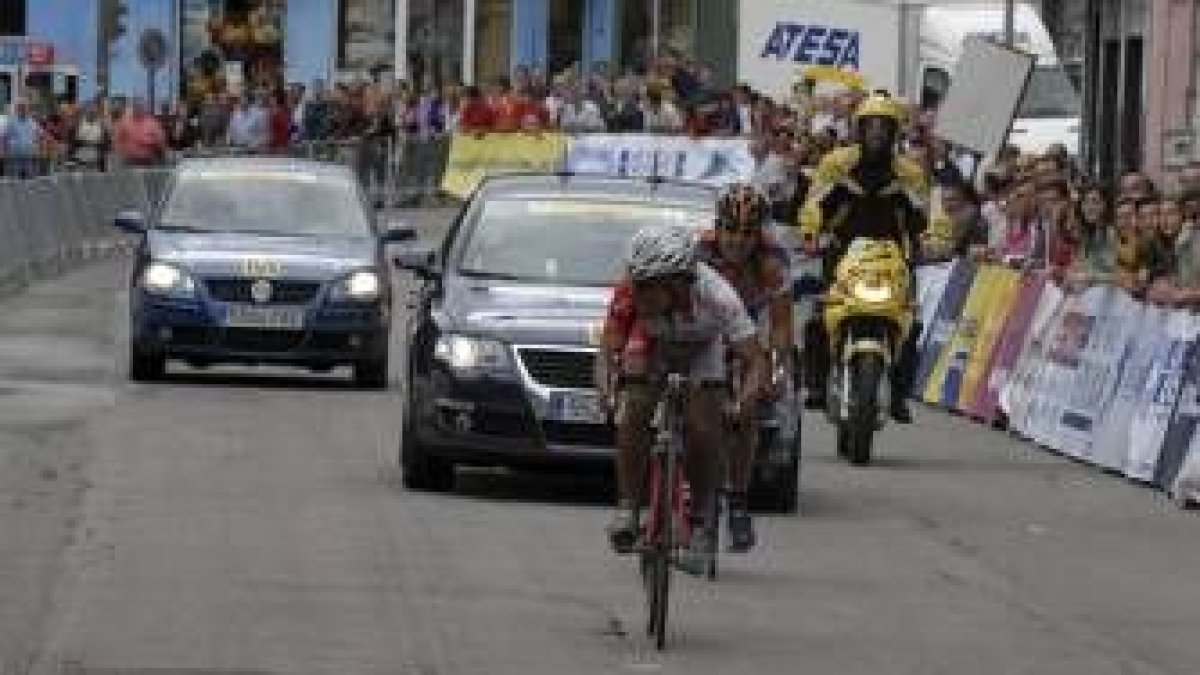 Shimizu entra en la meta seguido de un molesto Montenegro