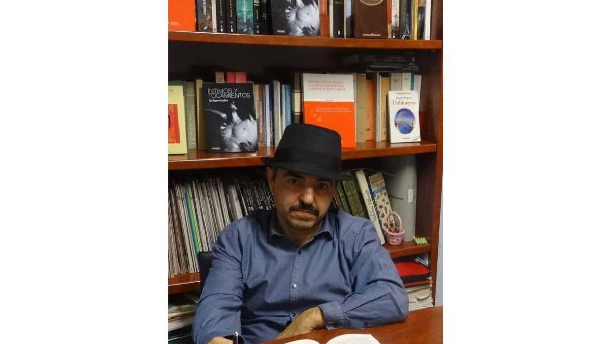 Foto promocional del autor para su última novela ‘Noche de Barrio Húmedo’. CALIGRAMA