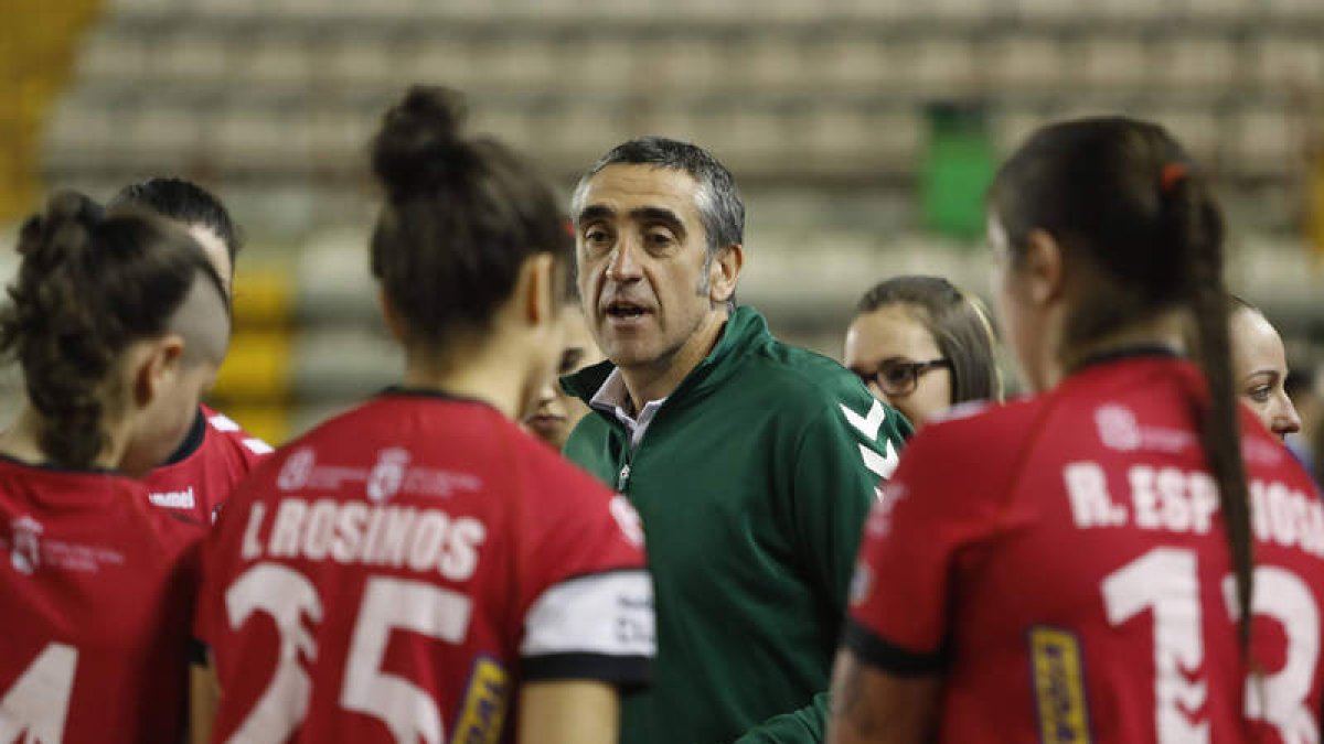 Las de Guillermo Tarrazo siguen segundas en Liga. JESÚS F. SALVADORES