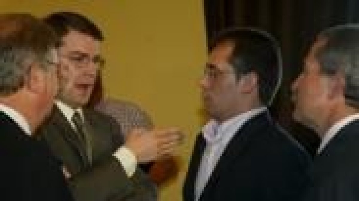 Mañueco se dirige a José María López Benito y a Ángel Escudero