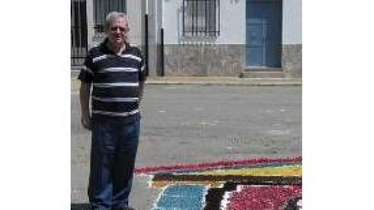 López Madera junto a una de sus creaciones