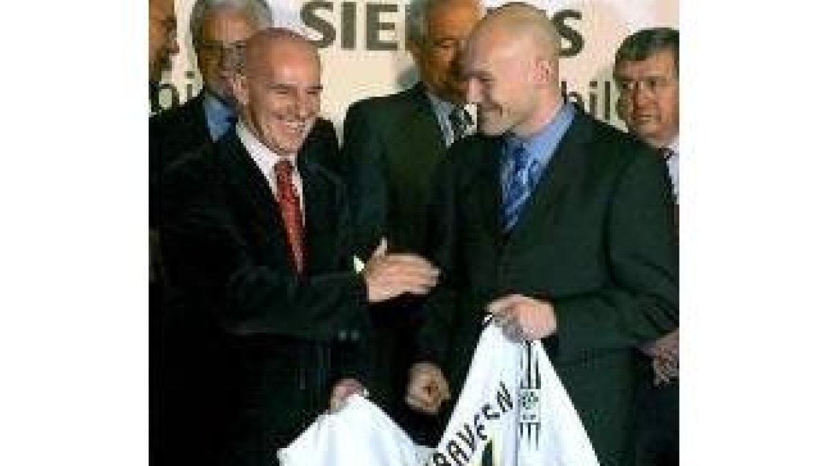 Gravesen, a la derecha, junto a Arrigo Sacchi en el acto de presentación