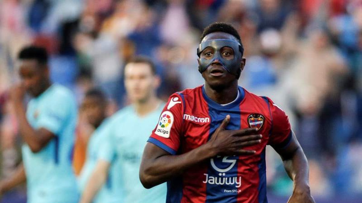 Emmanuel Boateng celebra uno de los tres goles que le marcó al Barcelona. BIEL ALIÑO