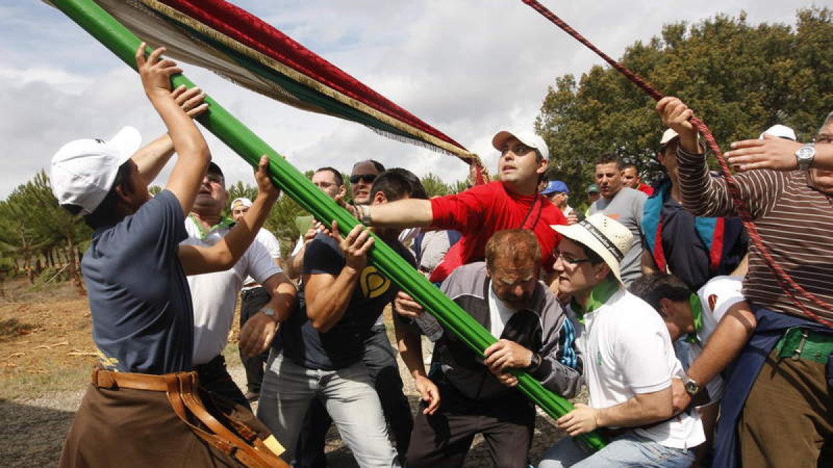 Un grupo de porteadores alzan el pendón.